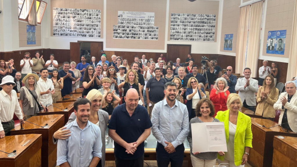 Emotivo acto de reconocimiento a Carlos Rottemberg y Victoria Carreras por su aporte al desarrollo cultural local